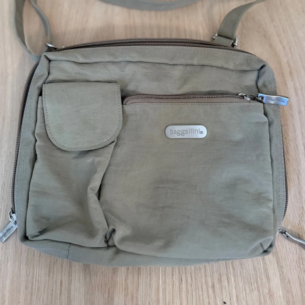 Baggallini Womens Crossbody Travel Bag Purse Messenger Bag Gray